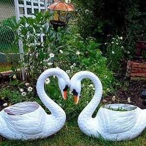 Лебеди от пластмасова бутилка - отлична украса за вашата градина