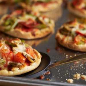Мини пица: рецепта за готвене. Как да си направим мини пица