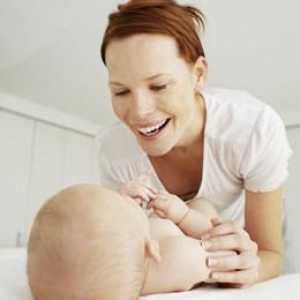 Младите майки: как се събира урината от новородени