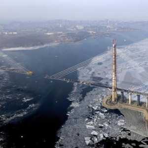 Мостът е руски. Дължината и височината на руския мост във Владивосток