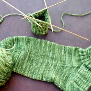 Не знам как да вратовръзка чорап с игли за плетене? За начинаещи иглика, това вече не е проблем!