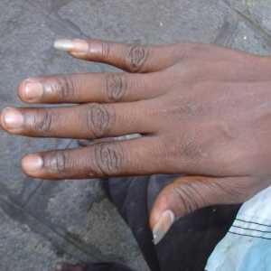 Дългите нокти на малките пръсти на мъжете?
