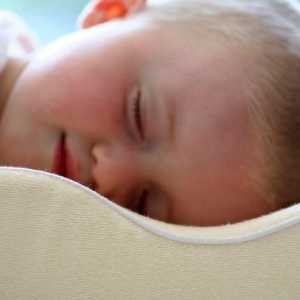 Ортопедична възглавница за бебето: защо?