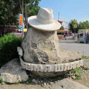 Паметник "Бялата шапка" в Анапа - символ на курортния град