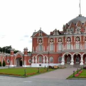 Пешеходен дворец Petrovsky - екскурзии и снимки