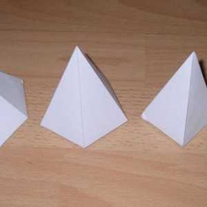 Пирамидата е диаметър. Изрязване на пирамидата за залепване. Хартията се претърсва