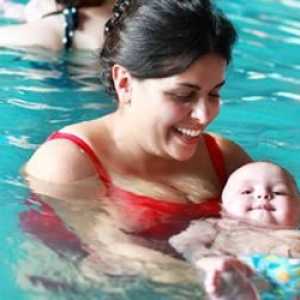 Плуването за бебета е гаранция за неговото здраве и хармонично възпитание