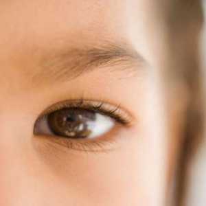 Защо клепачът на лявото око потрепва: причините и лечението