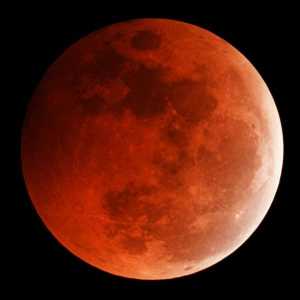 Защо луната е червена по време на изгрева или залеза?