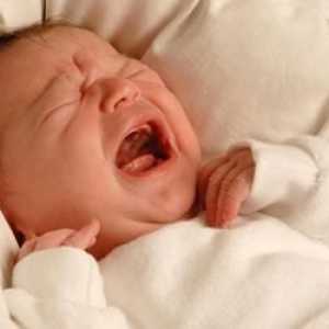 Защо бебетата плачат: основните причини