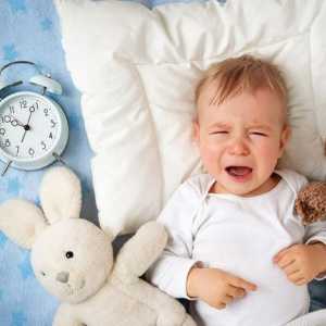 Защо детето спи неспокойно през нощта - възможни причини и решения