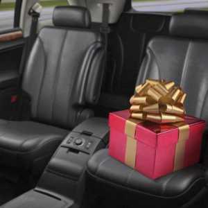 Подарък в колата човек: необходимите неща и забавни аксесоари за колата