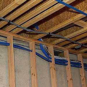 Правилата за поставяне на кабел в дървена къща