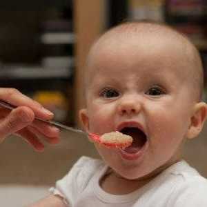 Хранене на дете на изкуствено хранене: характеристиките на процеса