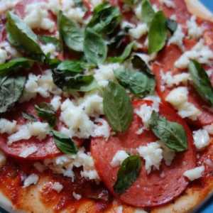 Прости рецепти: пица със салам