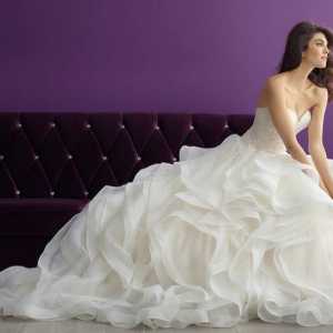Луксозни сватбени рокли: характеристики на избор, популярни модели