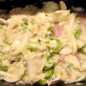 Рецептата за салата "Нежност" на празнична трапеза с пилешки гърди, ананас или сливова