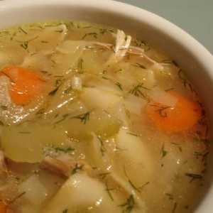 Прясна зелена супа с пиле е сърдечно и ароматно първо ястие