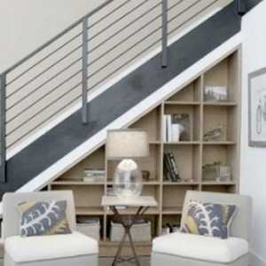 Кабинета под стълбите е практичен вариант за организиране на вила