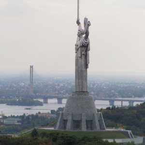 Скулптура Майка-Родина в Киев