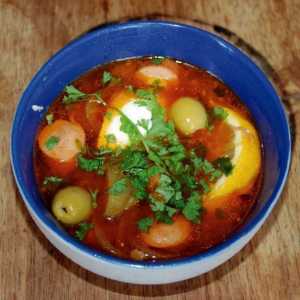 Solyanka предварително произведено месо в многообразна: рецепта за готвене на обилна супа