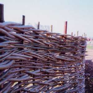 Изграждаме ограда от тъкани пръчки и клони