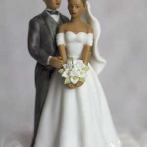 Сватбена фигура върху тортата: стилен аксесоар