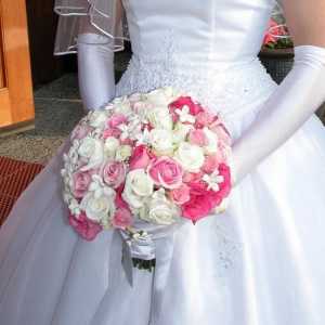 Сватбен букет от булката от рози за сватба през зимата
