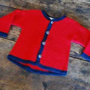 Плетена пуловер за момичета с игли за плетене - а бебето ви е най-стилно!