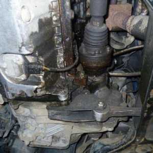 Маслото протича между двигателя и кутията: причинява и премахва счупването