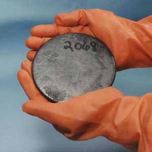 Уран, химически елемент: историята на откриването и реакцията на ядрения разпад