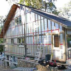 Затопляне на дървената къща отвън: технология и изолационни характеристики