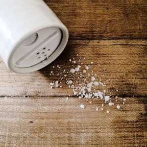 Бани за нокти с морска сол: четири практични рецепти