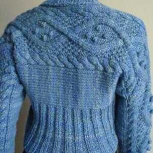 Ние плета пуловер с игли за плетене