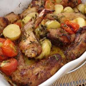 Вкусни и сърдечни пилешки крила с картофи във фурната