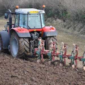 Оран на земята от трактор: предимства и недостатъци на механизираната обработка на почвата