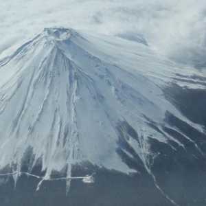 Височината на планината Фуджияма в Япония в метри