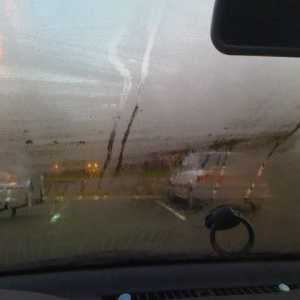 Застанаха прозорците в колата, какво да правя? Защо прозорците мъгла в колата?