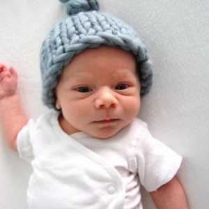 Зимна шапка за новородено - простота и естественост