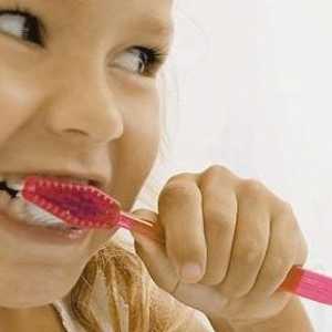 Зъби на дете до една година: какво да търсите за грижовни родители